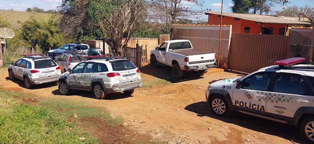 PM Ambiental chega em chácara no momento que homens participavam de rinha de galo em Avaré - sudoestepaulista