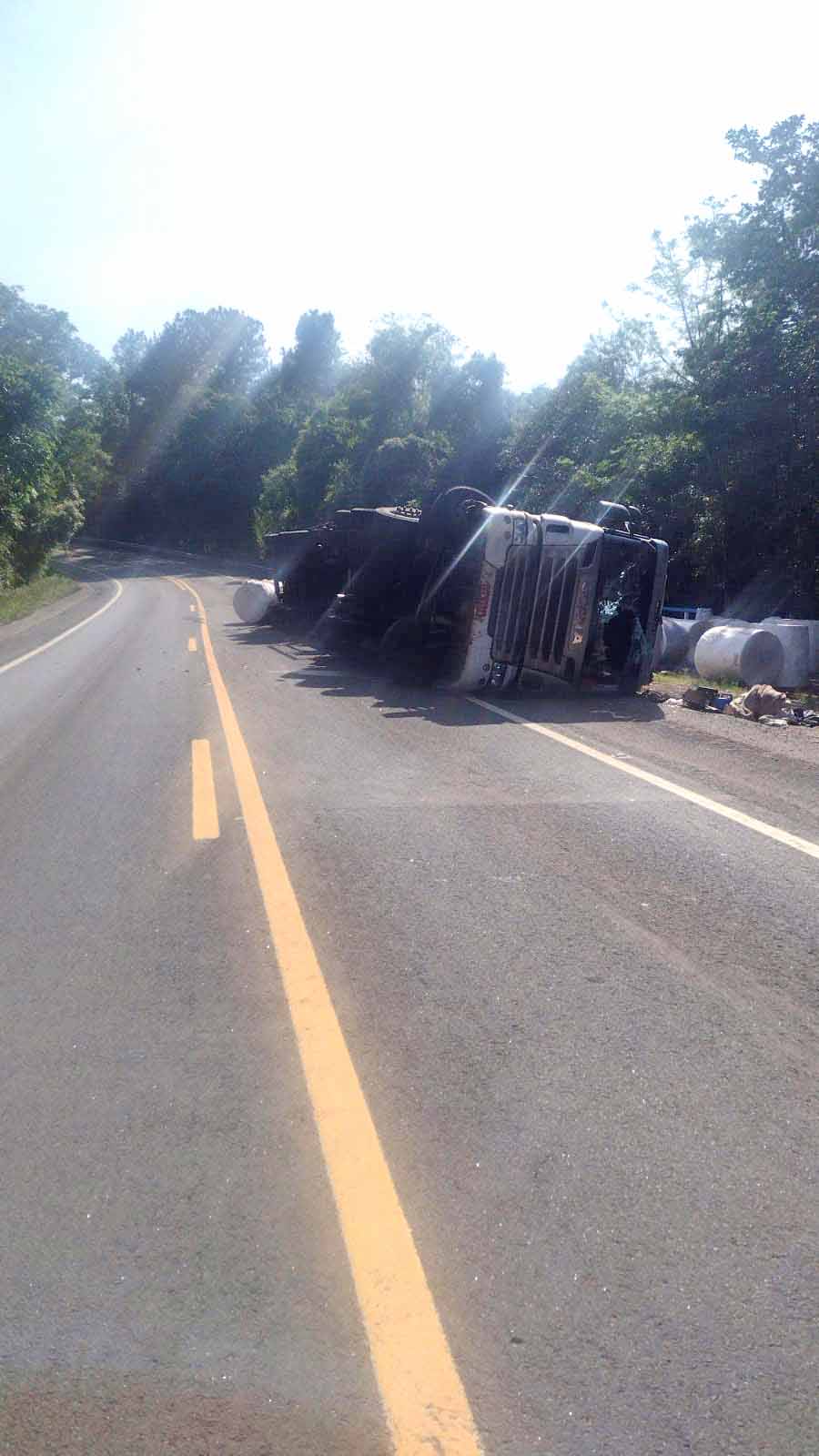Carreta com toneladas de bobinas de papel tomba na SP-281, em Itararé - sudoestepaulista