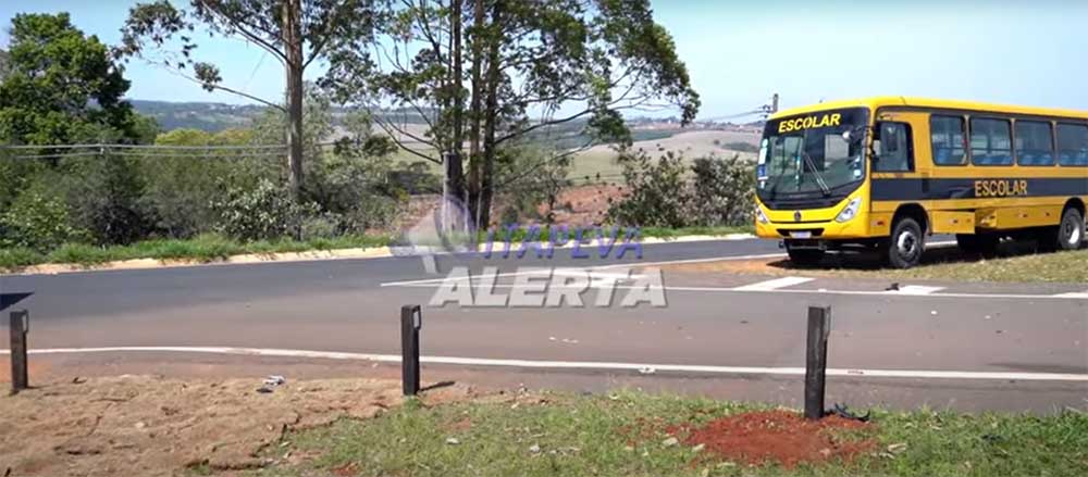 Mulher fica gravemente ferida ao bater moto em ônibus escolar de Itaberá - sudoestepaulista