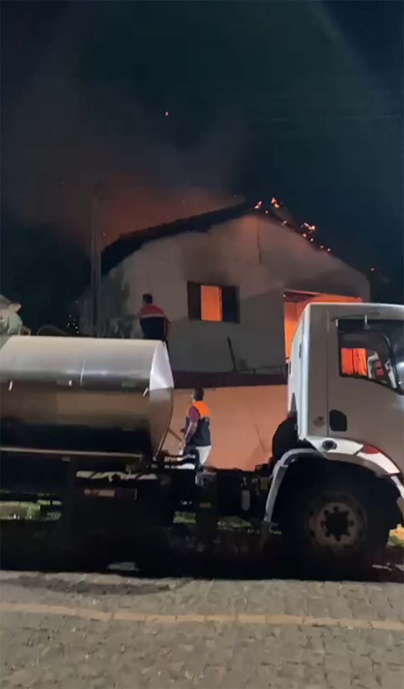 Incêndio destrói residência em Águas de Santa Bárbara - sudoestepaulista