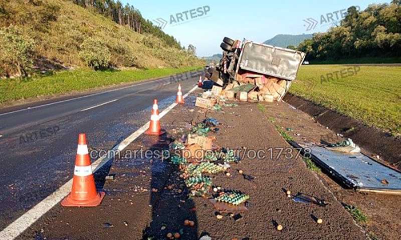 Quatro colisões seguidas na SP-280, envolve ônibus de cantora sertaneja - sudoestepaulista
