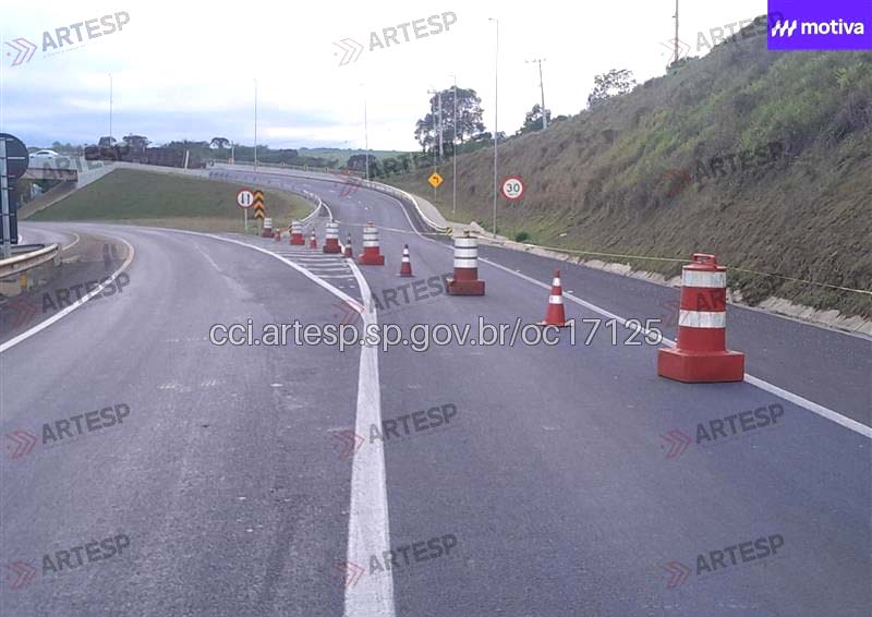16 horas depois de tombar, carreta e toneladas de MDF ainda estão em eixo viário da SP-258, em Itapeva - sudoestepaulista