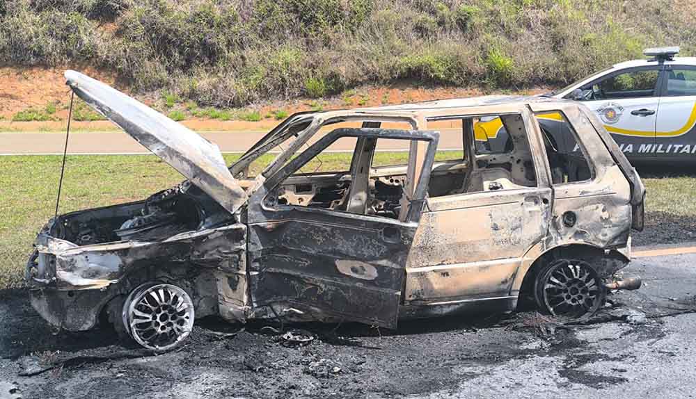 Veículos de Itapeva e Barão de Antonina se envolvem em acidente na SP-255, trevo de Coronel Macedo - sudoestepaulista