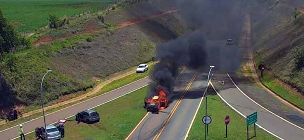 Veículos de Itapeva e Barão de Antonina se envolvem em acidente na SP-255, trevo de Coronel Macedo - sudoestepaulista