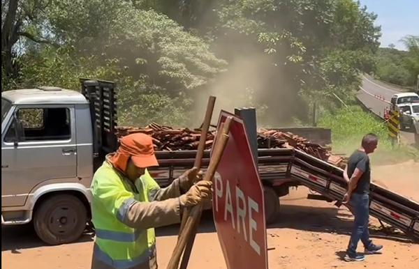 Falta de atenção absurda provoca acidente na SP-245, em Cerqueira César - sudoestepaulista
