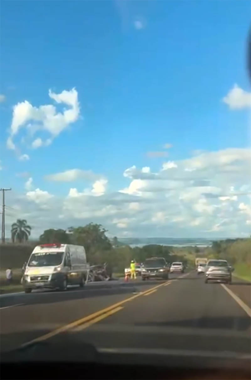 Caminhão bate em traseira de veículo, provocando a morte de passageiro, na SP-255, em Itaí - sudoestepaulista