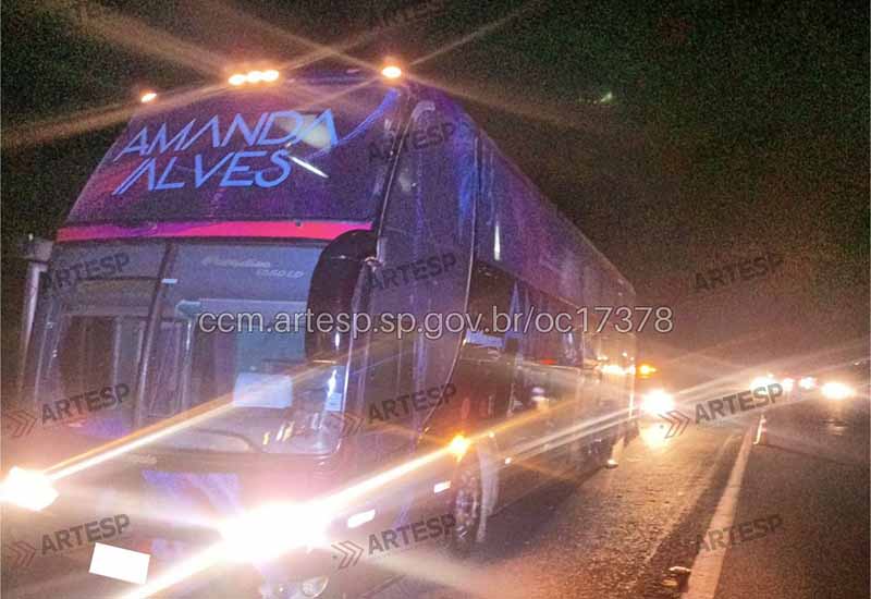 Quatro colisões seguidas na SP-280, envolve ônibus de cantora sertaneja - sudoestepaulista