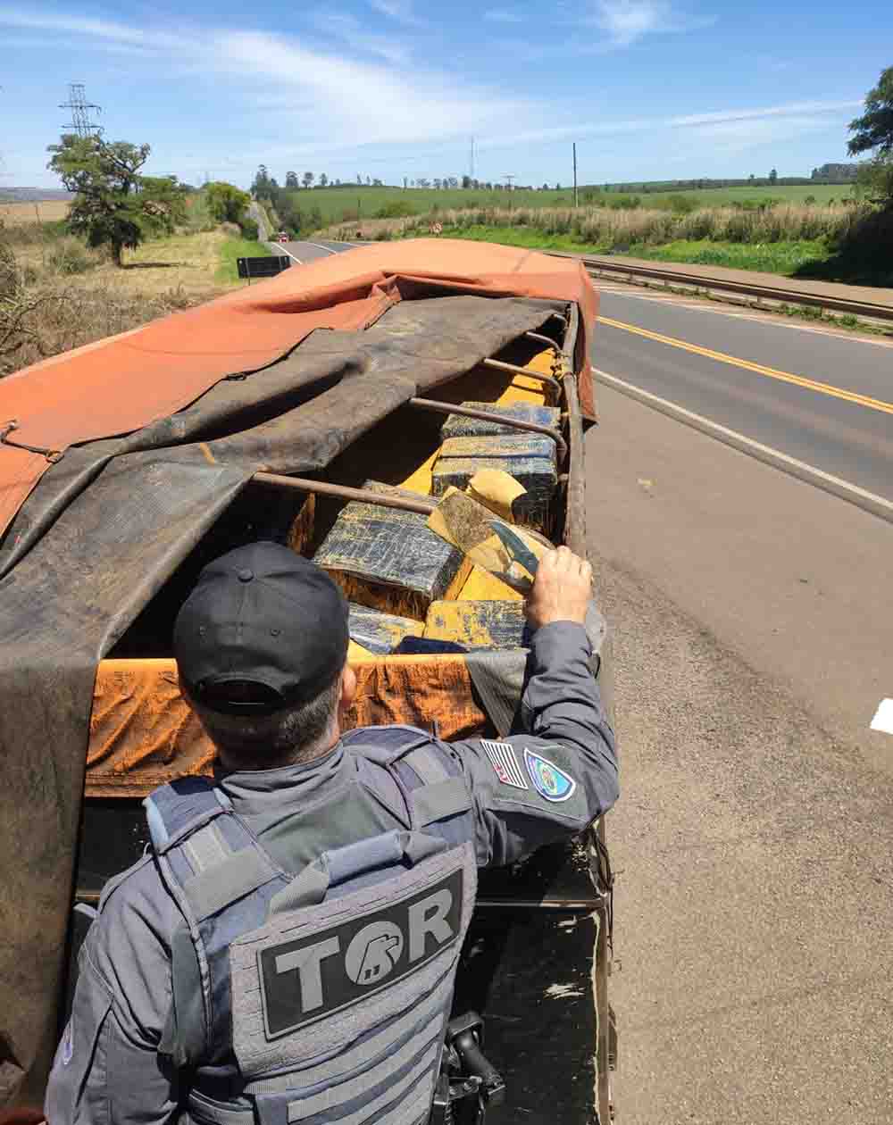 Em meio a carga de farelo de soja, Polícia Rodoviária encontra dezenas de fardos de maconha - sudoestepaulista