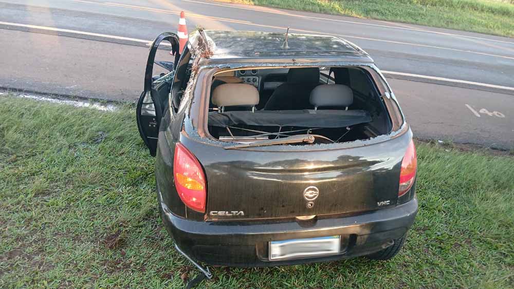 Estouro de pneu provoca capotamento na SP-255, em Avaré - sudoestepaulista