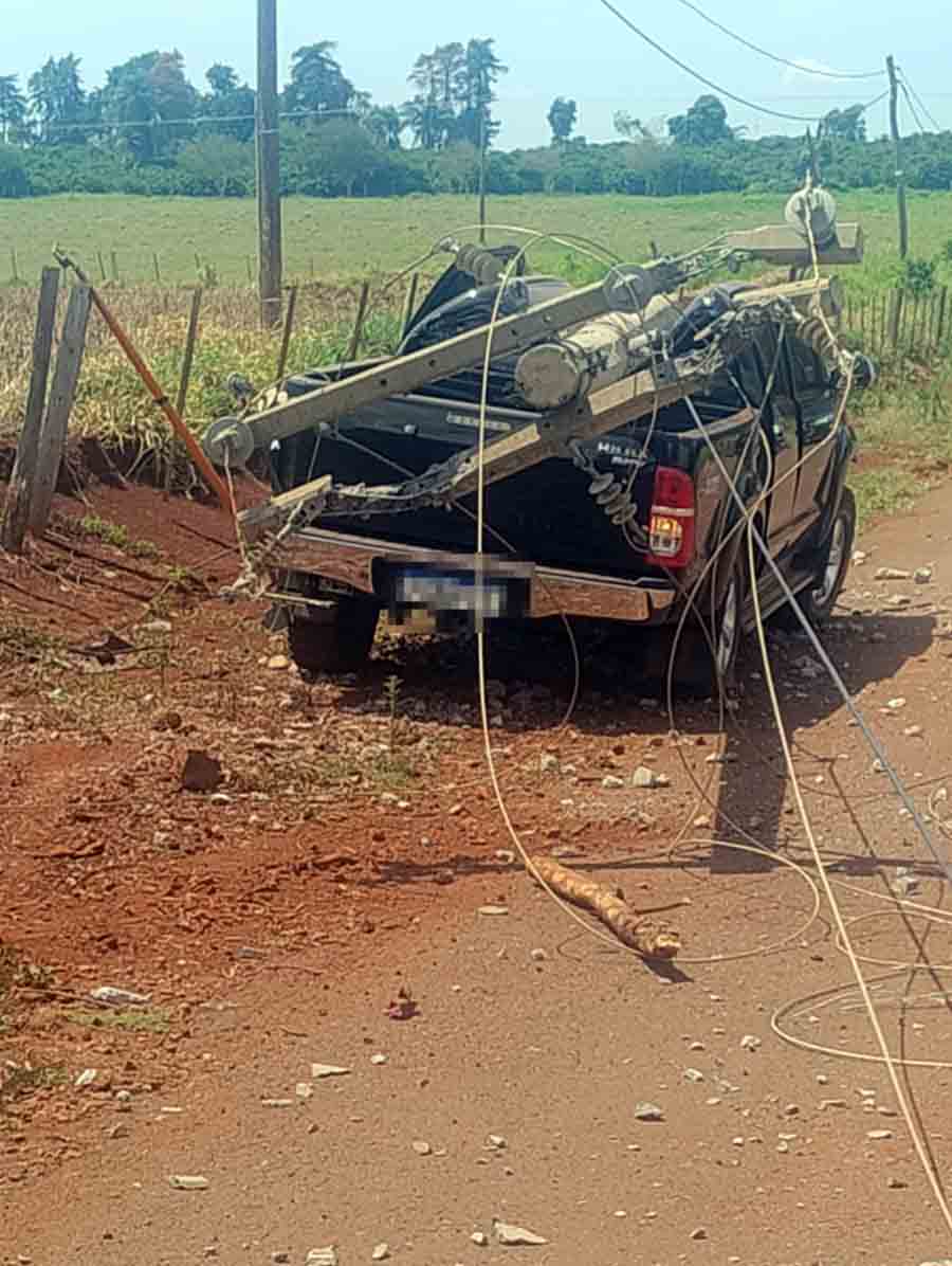 Motorista abandona caminhonete depois de bater e arrancar postes em estrada rural de Arandu - sudoestepaulista