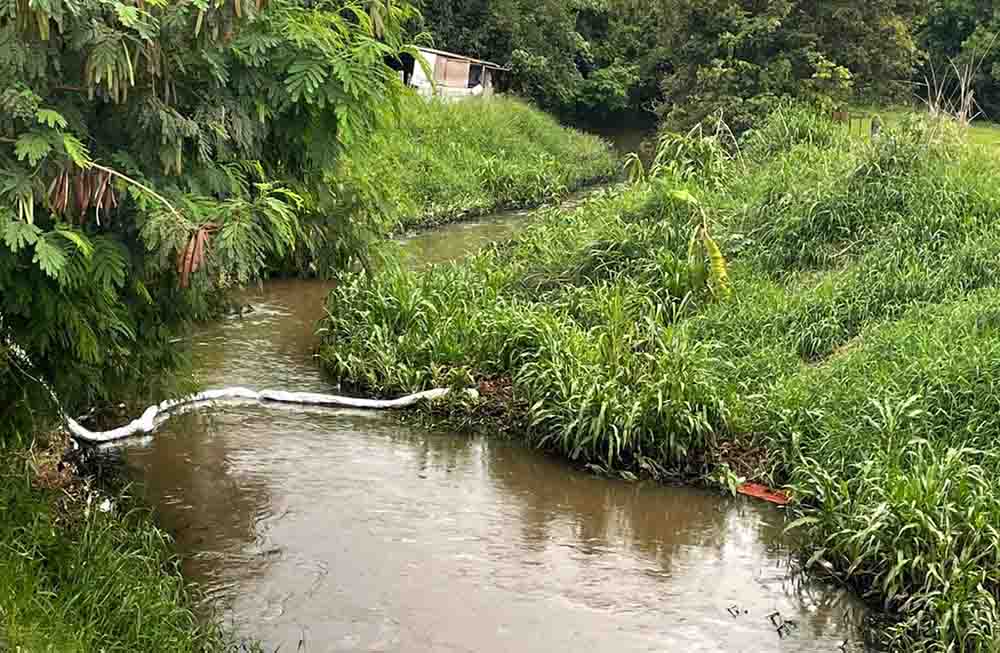 Empresa especializada trabalha na limpeza do óleo derramado no Ribeirão Lajeado em Taquarituba - sudoestepaulista