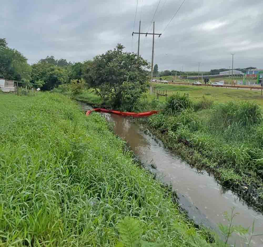 Empresa especializada trabalha na limpeza do óleo derramado no Ribeirão Lajeado em Taquarituba - sudoestepaulista