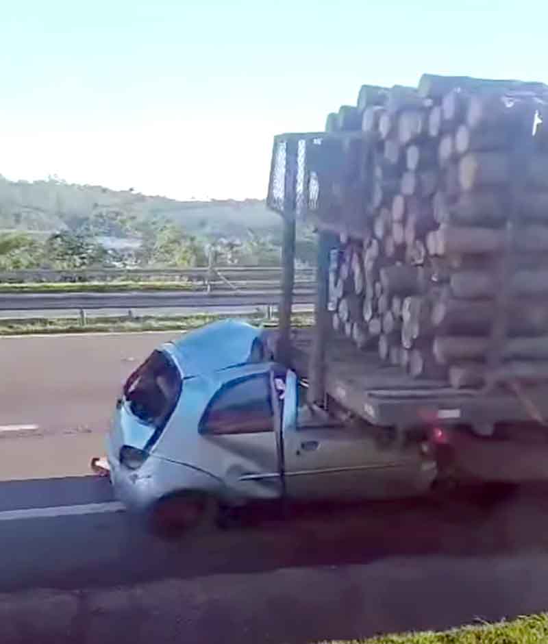Idoso fica preso entre ferragens e carro enfiado debaixo de caminhão em colisão traseira na SP-258 - sudoestepaulista