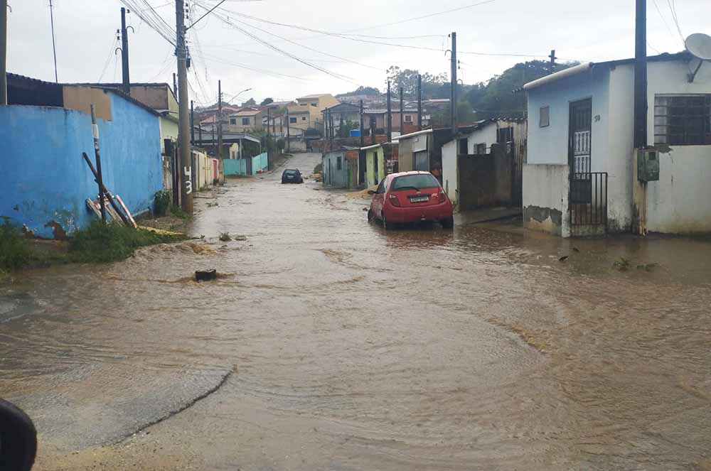 Temporal que destelhou casas em Itapeva, infelizmente, indica tempo típico de verão - sudoestepaulista