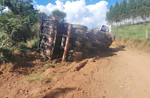 Na "estrada velha" Sarutaiá/Fartura, caminhoneiro morre ao tombar carreta - sudoestepaulista