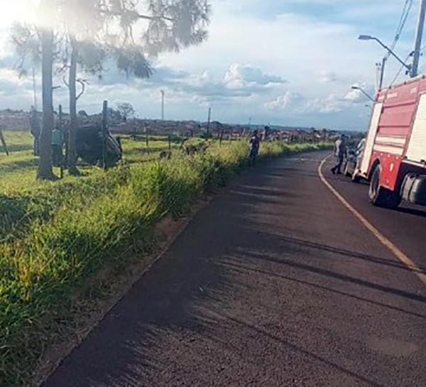 Jovem sem habilitação capota veículo em curva fechada na cidade de Avaré - sudoestepaulista