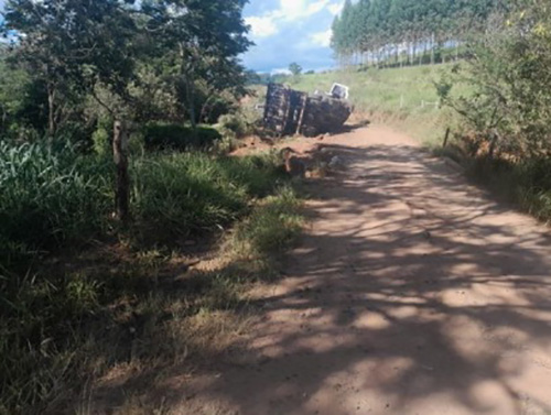 Na "estrada velha" Sarutaiá/Fartura, caminhoneiro morre ao tombar carreta - sudoestepaulista
