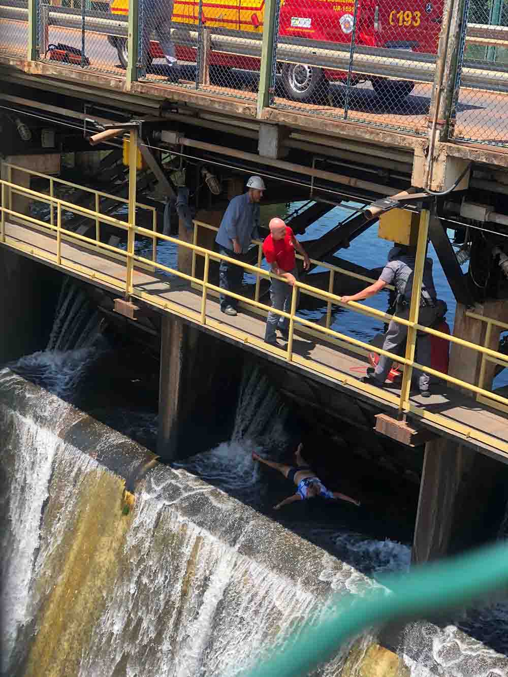 Mulher fica enroscada no vertedouro da usina hidrelétrica de Piraju - sudoestepaulista Mulher fica enroscada no vertedouro da usina hidrelétrica de Piraju - sudoestepaulista