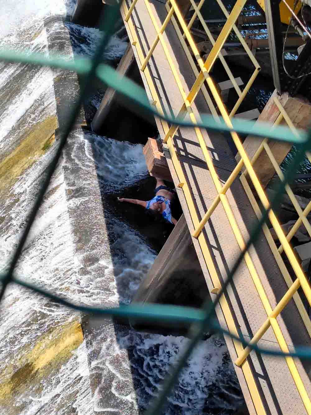 Mulher fica enroscada no vertedouro da usina hidrelétrica de Piraju - sudoestepaulista Mulher fica enroscada no vertedouro da usina hidrelétrica de Piraju - sudoestepaulista