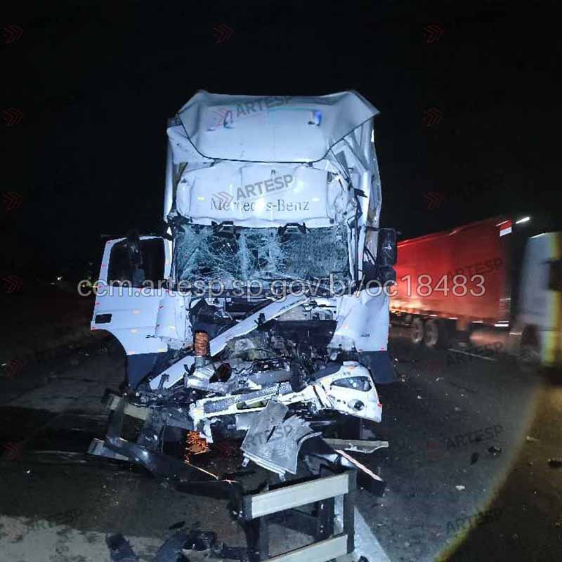 Caminhoneiro morre prensado ao bater em traseira de carreta na SP280 - sudoestepaulista Caminhoneiro morre prensado ao bater em traseira de carreta na SP280 - sudoestepaulista