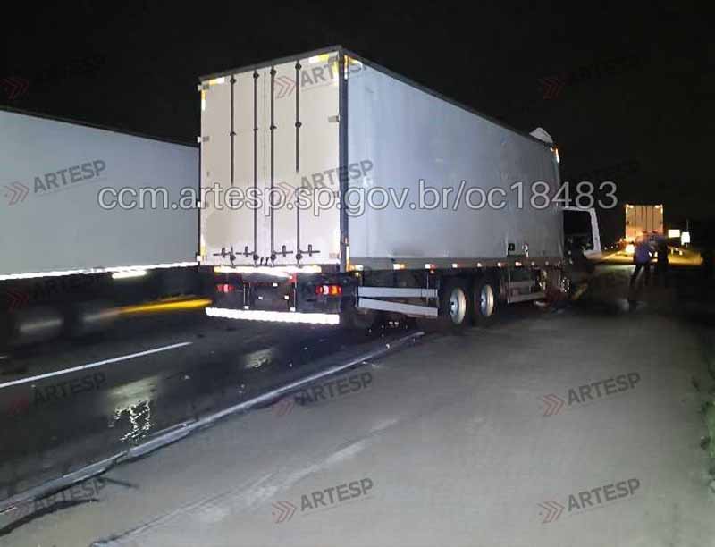 Caminhoneiro morre prensado ao bater em traseira de carreta na SP280 - sudoestepaulista Caminhoneiro morre prensado ao bater em traseira de carreta na SP280 - sudoestepaulista