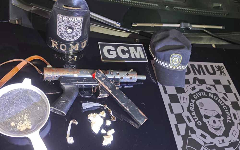 Homens com submetralhadora e drogas circulando com um BMW são presos pela GCM de Itapeva - sudoestepaulista Homens com submetralhadora e drogas circulando com um BMW são presos pela GCM de Itapeva - sudoestepaulista