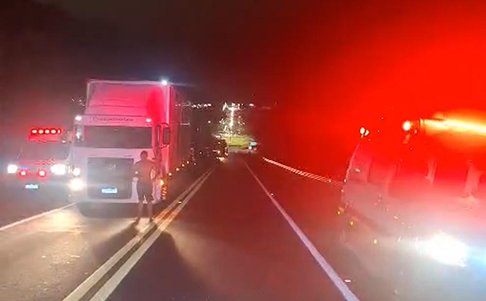 Uma morte confirmada em tombamento de caminhão na SP-255, próximo a Taquarituba - sudoestepaulista Uma morte confirmada em tombamento de caminhão na SP-255, próximo a Taquarituba - sudoestepaulista