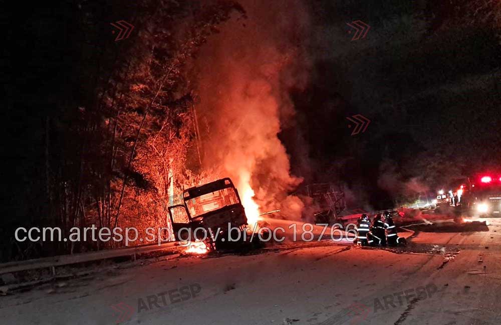 Acidente de grandes proporções entre caminhões e carro, provoca incêndio, morte e paralisa a SP-270 - sudoestepaulista