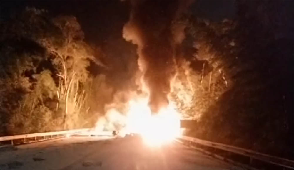 Acidente de grandes proporções entre caminhões e carro, provoca incêndio, morte e paralisa a SP-270 - sudoestepaulista
