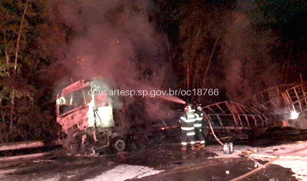Acidente de grandes proporções entre caminhões e carro, provoca incêndio, morte e paralisa a SP-270 - sudoestepaulista