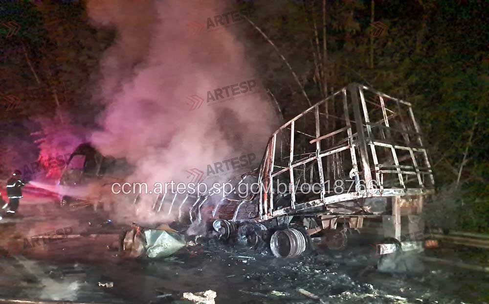 Acidente de grandes proporções entre caminhões e carro, provoca incêndio, morte e paralisa a SP-270 - sudoestepaulista