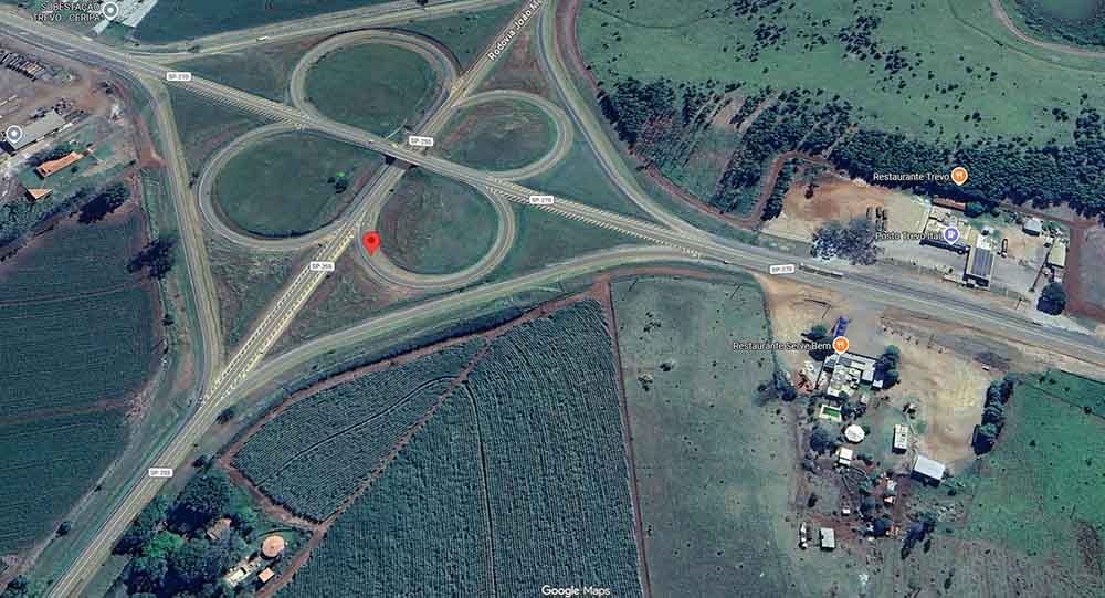 Debaixo de chuva, carreta bate em defensa metálica e bloqueia pista no eixo viário da SP270 com a SP255 - sudoestepaulista