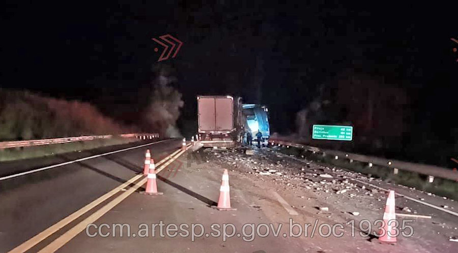 Colisão traseira entre caminhões interdita SP-270 em Itaí por quase toda a madrugada - sudoestepaulista