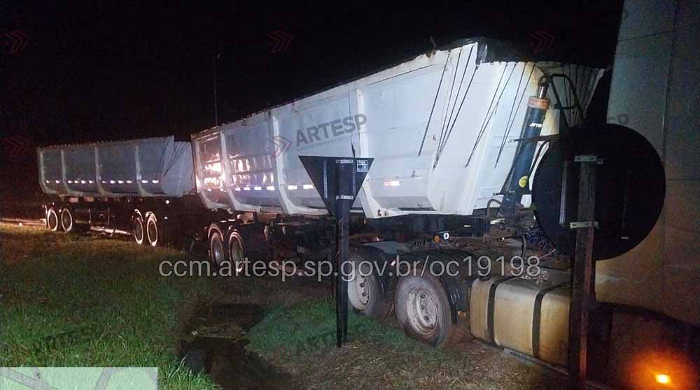 Debaixo de chuva, carreta bate em defensa metálica e bloqueia pista no eixo viário da SP270 com a SP255 - sudoestepaulista