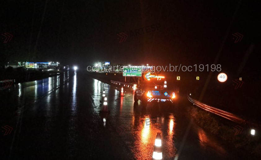 Debaixo de chuva, carreta bate em defensa metálica e bloqueia pista no eixo viário da SP270 com a SP255 - sudoestepaulista