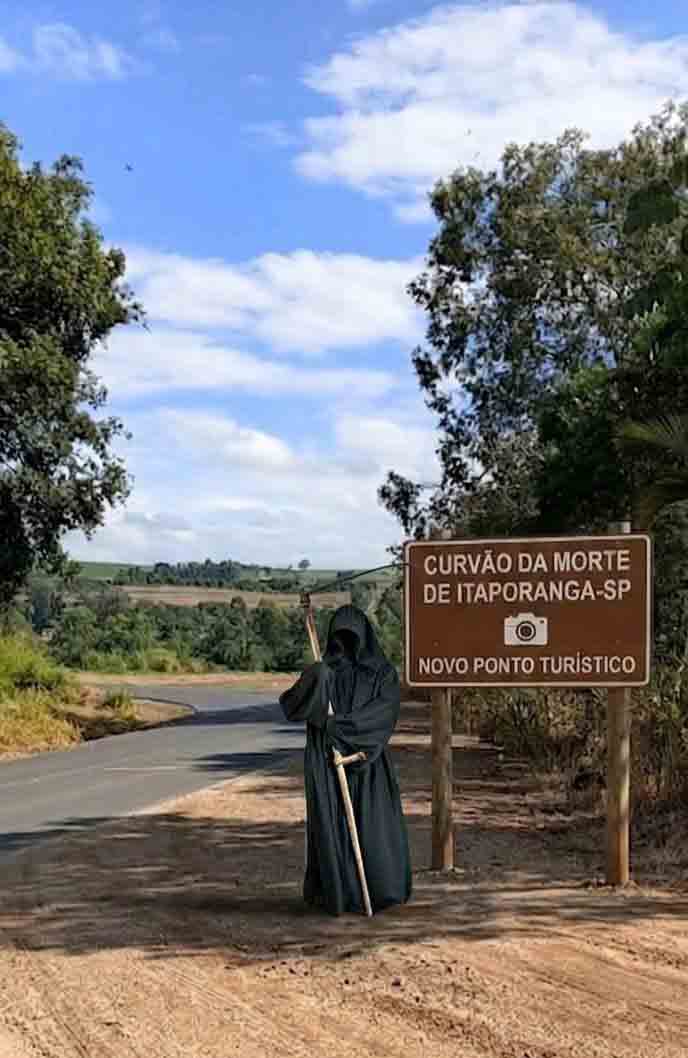 Mais um caminhão tomba na famosa curva do Mosteirinho em vicinal de Itaporanga - sudoestepaulista