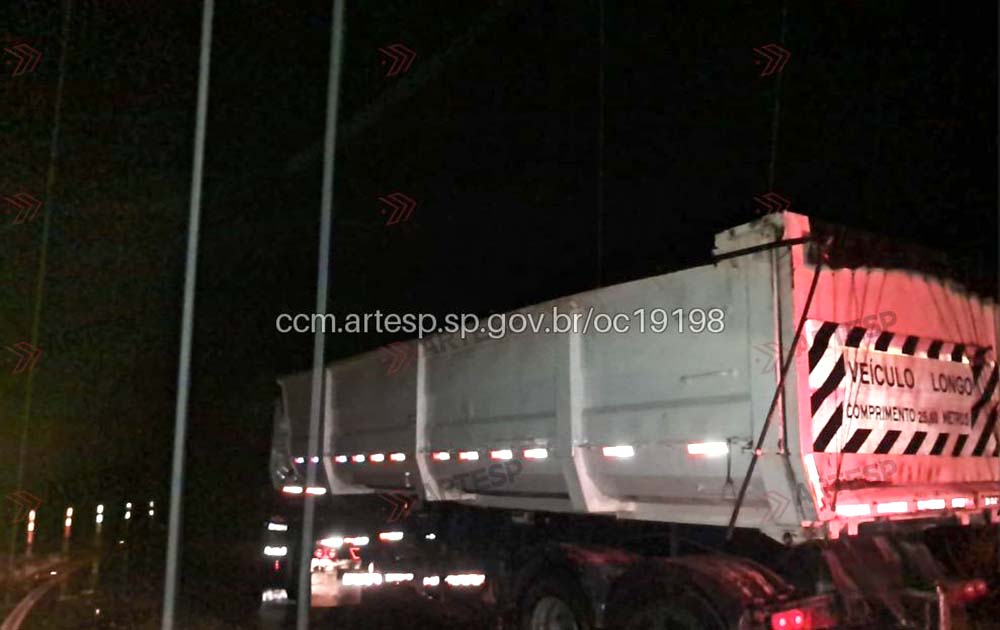 Debaixo de chuva, carreta bate em defensa metálica e bloqueia pista no eixo viário da SP270 com a SP255 - sudoestepaulista