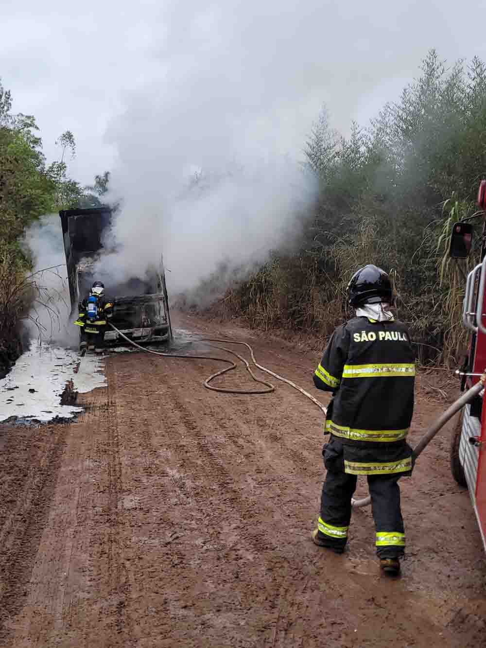 Caminhão carregado com defensivos agrícolas pega fogo em Itatinga - sudoestepaulista
