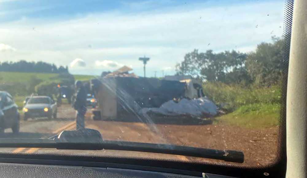 Motorista fica preso nas ferragens da cabine ao tombar carreta na SP255 em Taquarituba - sudoestepaulista