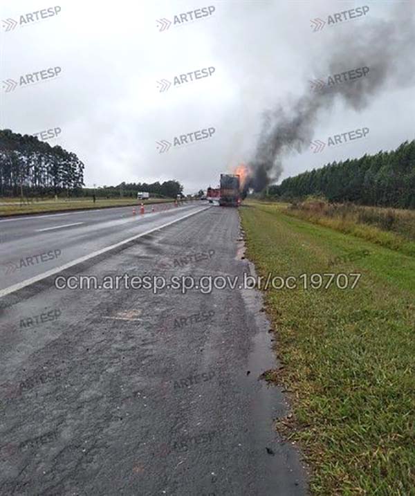 Debaixo de chuva carreta madeireira pega fogo na Rodovia Castelo Branco - sudoestepaulista Debaixo de chuva carreta madeireira pega fogo na Rodovia Castelo Branco - sudoestepaulista