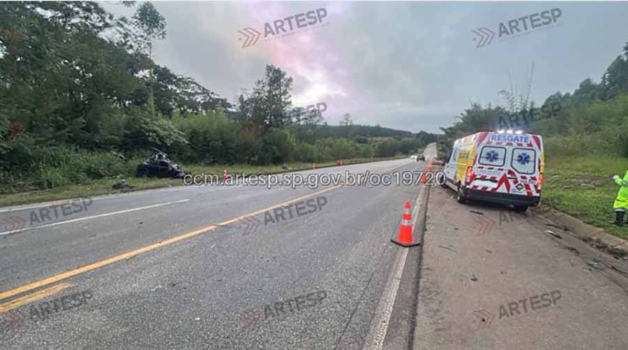 Motorista morre esmagado em carro totalmente destruído após bater de frente com carreta na SP-270 - sudoestepaulista Motorista morre esmagado em carro totalmente destruído após bater de frente com carreta na SP-270 - sudoestepaulista