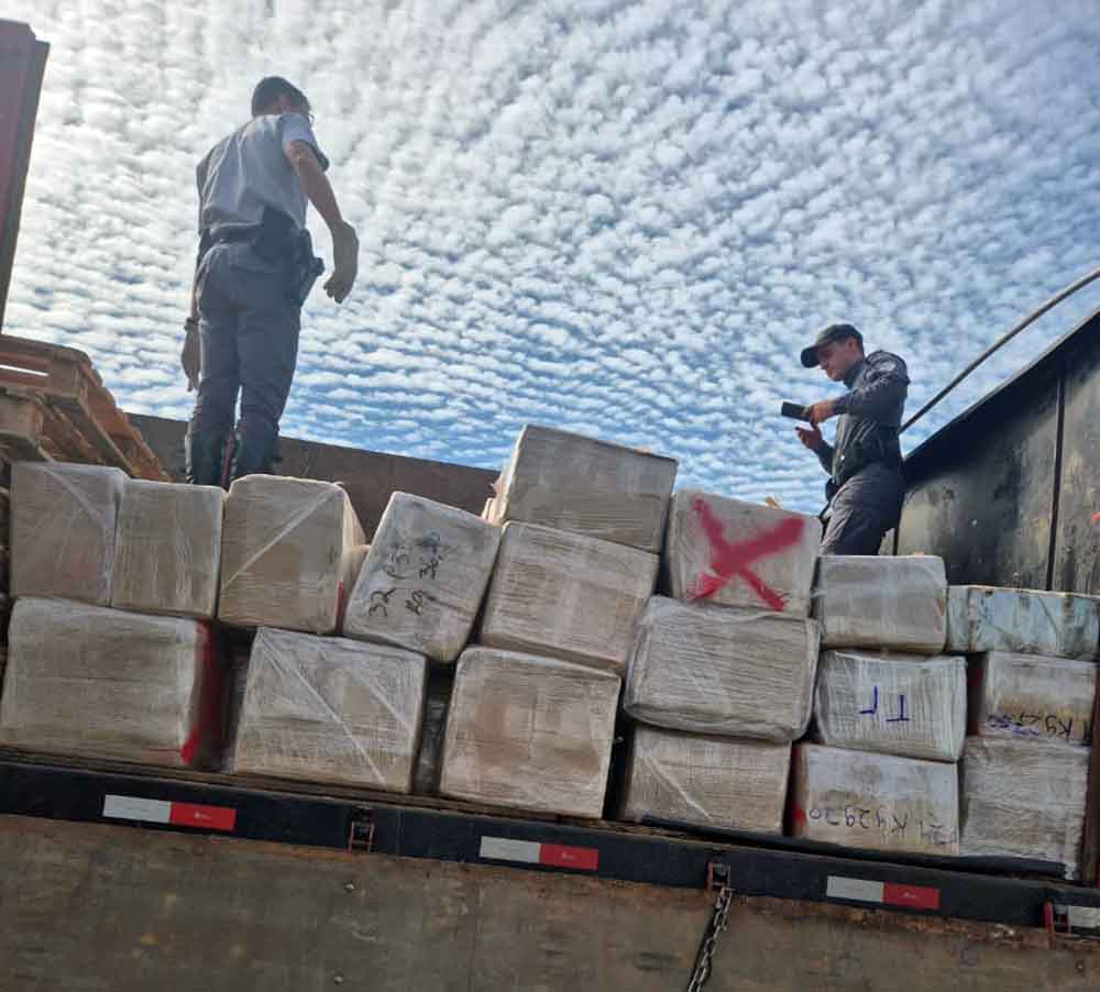 Polícia Rodoviária realiza na SP-280, a segunda maior apreensão de marijuana do ano no Estado SP - sudoestepaulista Polícia Rodoviária realiza na SP-280, a segunda maior apreensão de marijuana do ano no Estado SP - sudoestepaulista