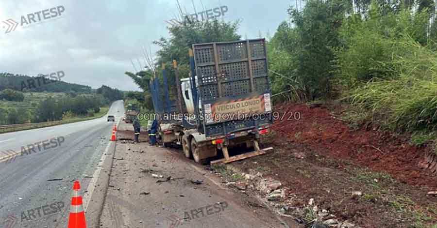 Motorista morre esmagado em carro totalmente destruído após bater de frente com carreta na SP-270 - sudoestepaulista Motorista morre esmagado em carro totalmente destruído após bater de frente com carreta na SP-270 - sudoestepaulista