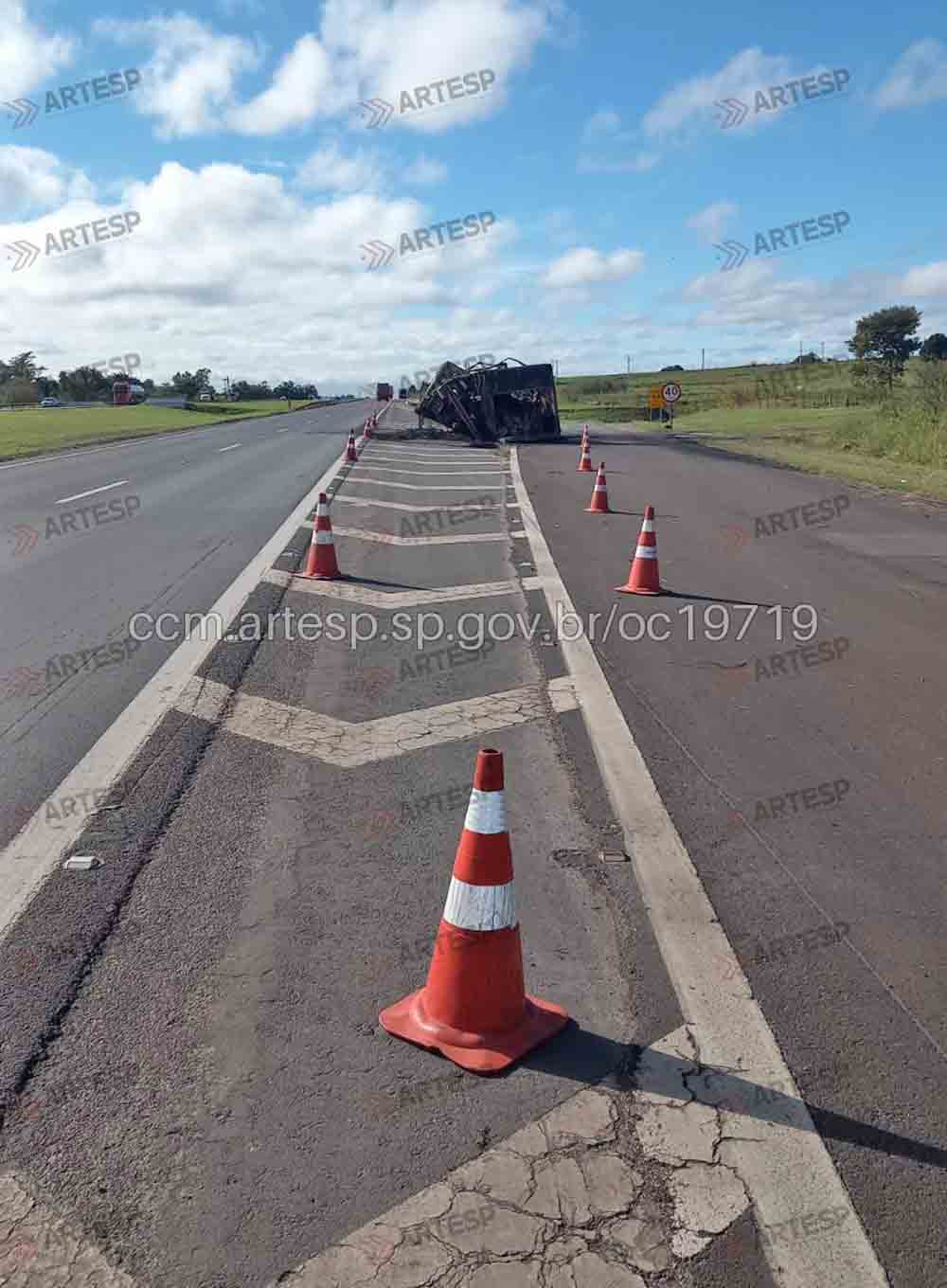 Carreta frigorífica pega fogo na Rodovia Castelo Branco - sudoestepaulista Carreta frigorífica pega fogo na Rodovia Castelo Branco - sudoestepaulista