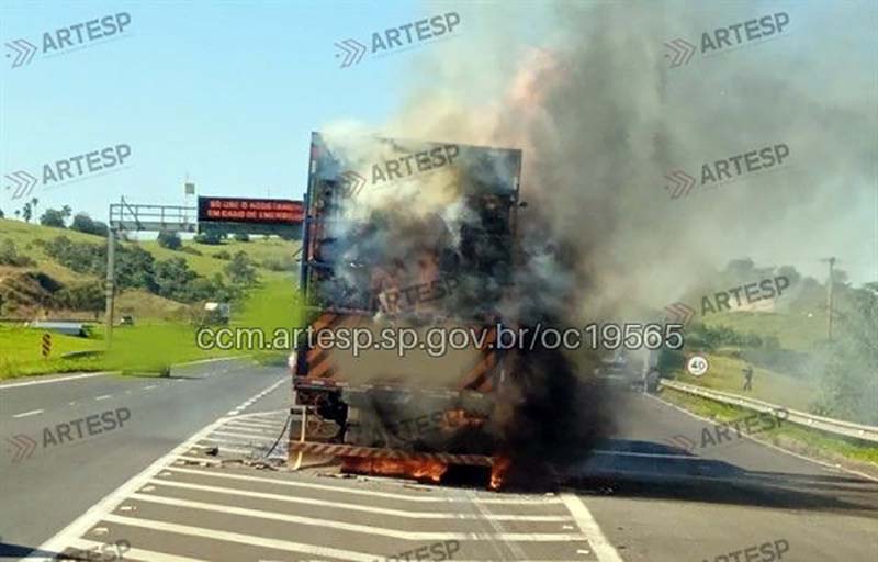 Bitrem madeireiro pega fogo na SP280 - sudoestepaulista