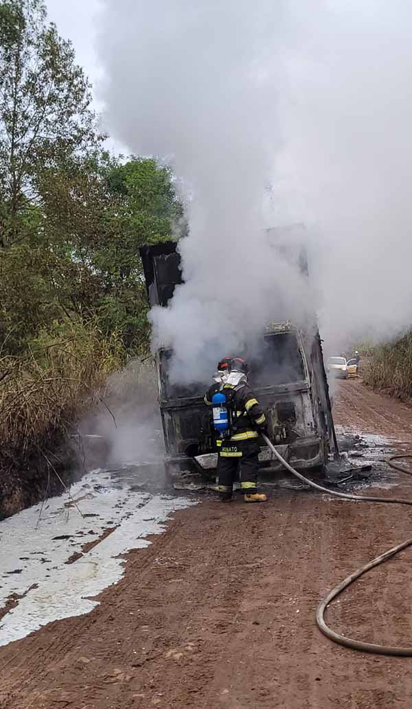 Caminhão carregado com defensivos agrícolas pega fogo em Itatinga - sudoestepaulista