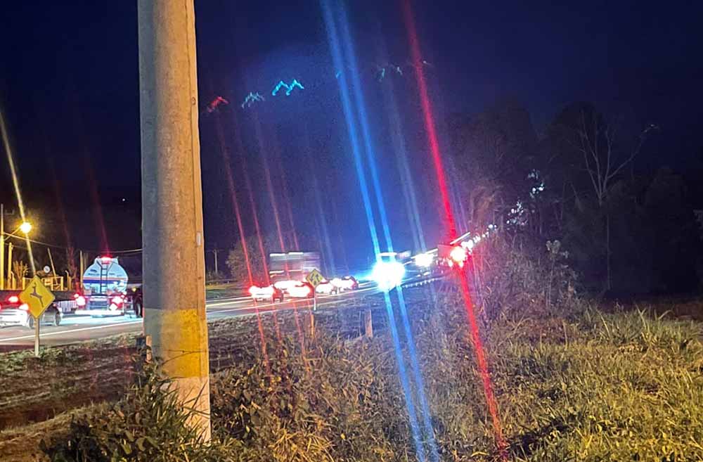 Caminhão quebra no meio da pista e paralisa trânsito na SP255, perímetro urbano de Avaré - sudoestepaulista