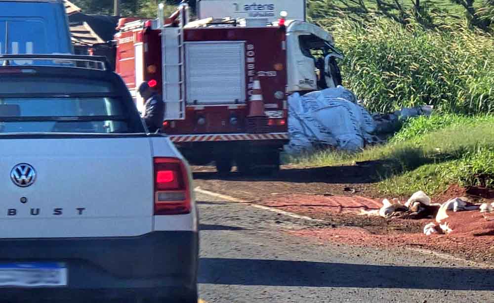 Motorista fica preso nas ferragens da cabine ao tombar carreta na SP255 em Taquarituba - sudoestepaulista