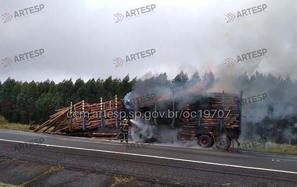 Debaixo de chuva carreta madeireira pega fogo na Rodovia Castelo Branco - sudoestepaulista Debaixo de chuva carreta madeireira pega fogo na Rodovia Castelo Branco - sudoestepaulista