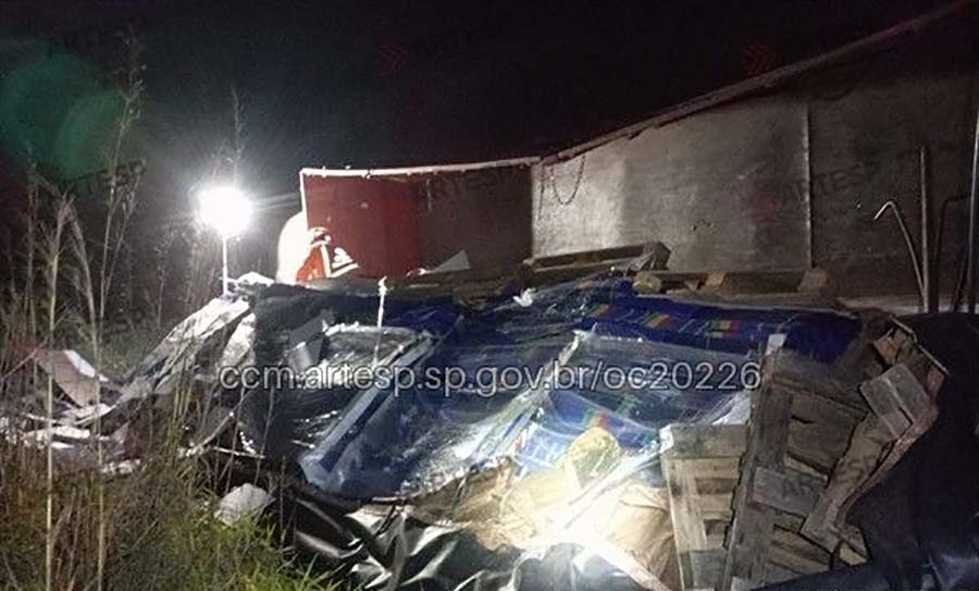 Caminhoneiro morre ao tombar caminhão na SP-280 - sudoestepaulista